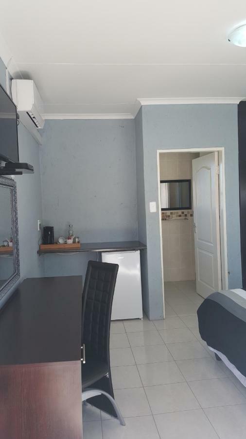 Silver Rest Guesthouse Mafikeng Exterior photo